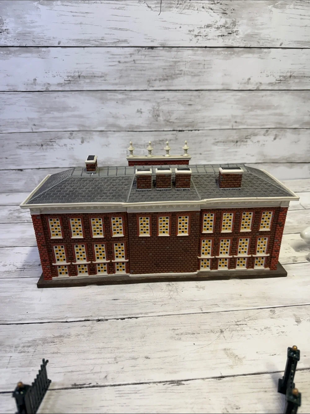 Dept 56 Kennsington Palace Christmas Village Read Description